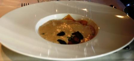 soupe de champignons et raviole de foie gras