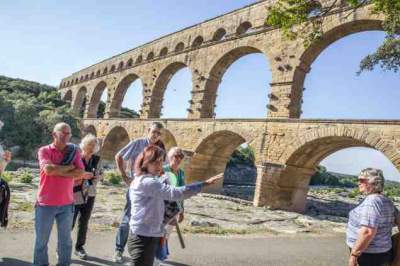 Vacances de Noël,17 décembre 2022 au 2 janvier 2023, le Pont du Gard vous propose une programmation « spéciales fêtes » à vivre en famille (visites guidées, dégustations et ateliers créatifs).