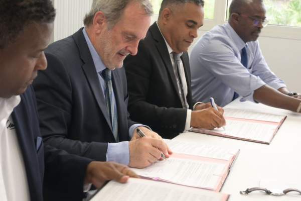 Ministre délégué chargé des Outre-mer Jean-François CARENCO signe un contrat exceptionnel d’accompagnement renforcé du SMGEAG, avec le Conseil Régional et le Conseil Départemental de Guadeloupe