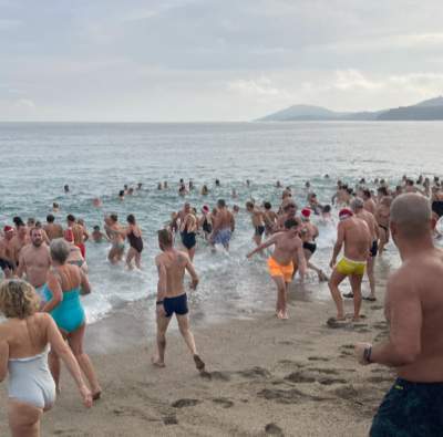 Le 1er janvier, Argelès-sur-Mer célèbre le passage à 2024 avec son traditionnel bain du nouvel an pour un début d’année vivifiant et en musique !