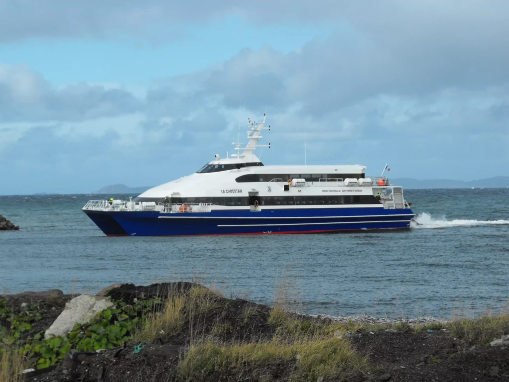 L’attribut alt de cette image est vide, son nom de fichier est New-St-Pierre-et-Miquelon-ferry-panoramio-6115010531574-1024x768.webp.