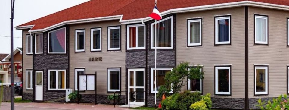 L’attribut alt de cette image est vide, son nom de fichier est mairie-miquelon.jpg.