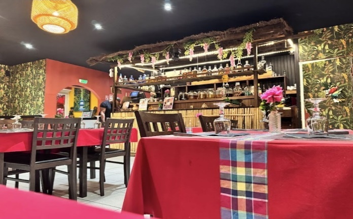 Une image contenant meubles, Table de cuisine et de salle à manger, intérieur, dinerDescription générée automatiquement